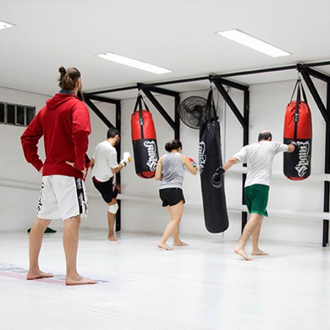 Foto Bravus Club Pessoas treinando muay thai e boxe